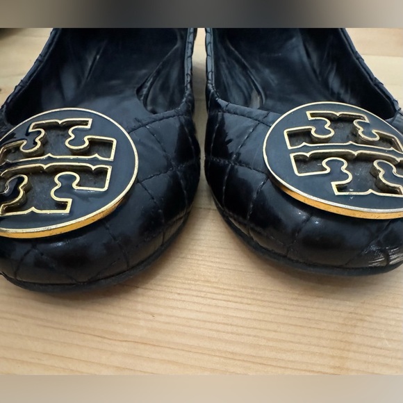 Tory Burch Women’s Quinn Quilted Patent Leather Gold Logo Black Ballet Flats 8M - Picture 3 of 8